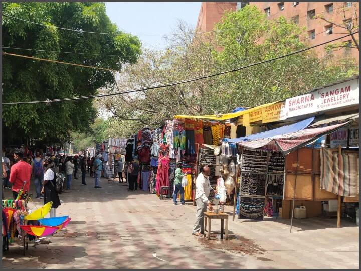 कोरोना के बढ़ते खतरे को देख सतर्क हुए लोग, बाजारों में कम हुई चहल पहल People are cautious after seeing the increasing danger of Corona, the market moves less ann कोरोना के बढ़ते खतरे को देख सतर्क हुए लोग, बाजारों में कम हुई चहल पहल