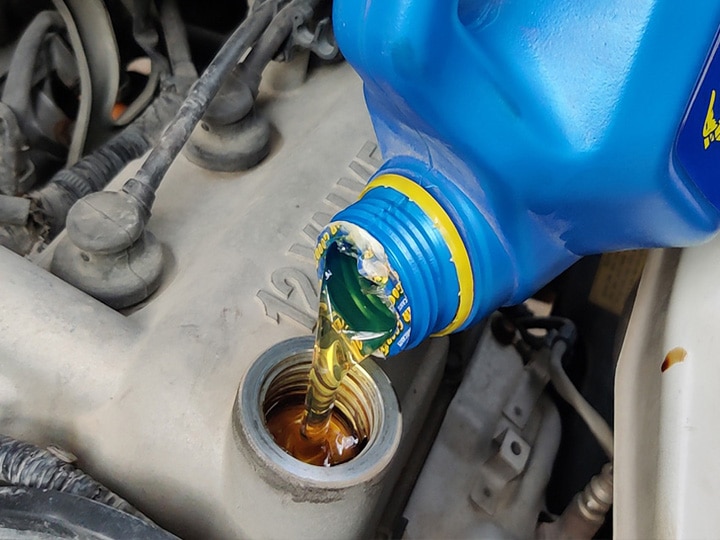 Consequences of not changing the engine oil regularly must know अगर समय पर गाड़ी में ऑयल चेंज नहीं करवाया तो उठाना पड़ सकता है भारी नुकसान, जानें