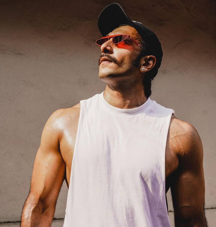 वर्कफ्रंट की बात करें तो रणवीर जल्द ही फिल्म '83' में नजर आएंगे. इस फिल्म में वह इंडियन क्रिकेट टीम के पूर्व कप्तान कपिल देव का रोल प्ले करेंगे. 