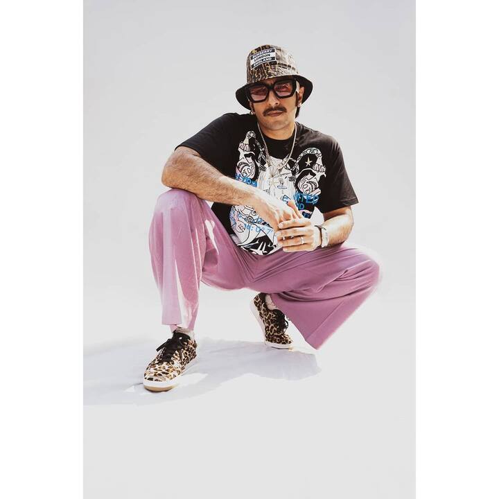 रणवीर अपने लुक्स के लिए अक्सर चर्चा में रहते हैं. उनकी तस्वीरें और वीडियोज पोस्ट होते ही तेजी से वायरल होने लगती हैं. 