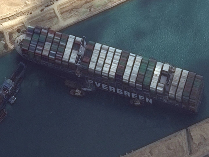 Stranded container ship blocking the Suez Canal was re-floated after six days स्वेज नहर में छह दिन से फंसा विशाल कार्गो जहाज चल पड़ा, दुनिया के लिए राहत की खबर