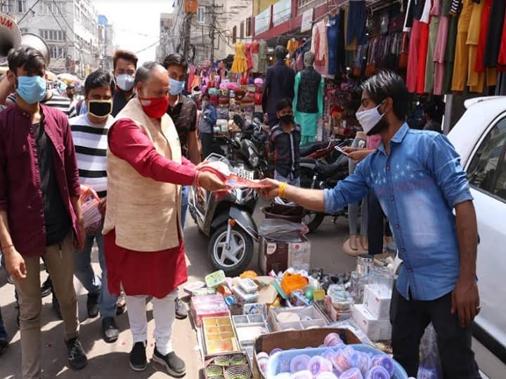 दिल्लीः मेयर ने चलाया कोरोना जागरुकता अभियान, लोगों से गाइडलाइंस का पालन करने की अपील Delhi Mayor runs Corona awareness campaign appeals to people to follow guidelines ann दिल्लीः मेयर ने चलाया कोरोना जागरुकता अभियान, लोगों से गाइडलाइंस का पालन करने की अपील