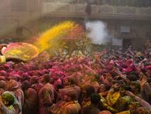 वृन्दावन के प्रियाकान्त जू मंदिर में हुआ भव्य होली का आयोजन, मस्ती में सराबोर दिखे भक्त