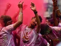 In Pics: देश में ऐसे मन रहा है होली का जश्न, देखें होलिका दहन से लेकर रंगों के खेल तक की तस्वीरें