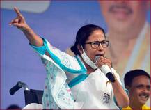 नंदीग्राम में ममता बनर्जी का रोड शो, 'अधिकारी परिवार' पर निशाना साधते हुए बोलीं- वो न घर का रहेंगे न घाट के