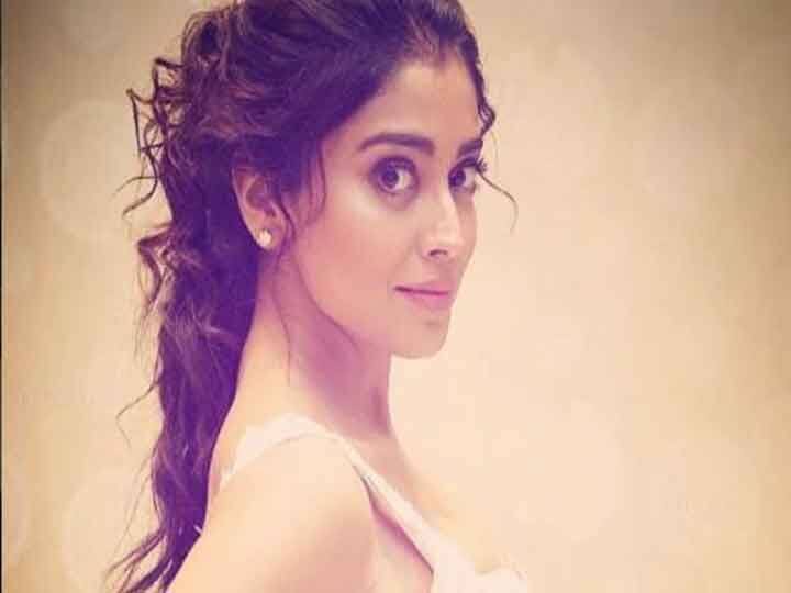 साउथ सिनेमा का बड़ा नाम श्रिया सरन बॉलीवुड में दृश्यम जैसी फिल्मों में नजर आ चुकी हैं. श्रिया ने 12 मार्च 2018 को रशियन ब्वॉयफ्रेंड एंड्रे कोसचीव से शादी कर ली थी. श्रिया की शादी में करीबी दोस्त और परिवार के ही लोग मौजूद थे. फिल्म इंडस्ट्री से बहुत कम लोगों को न्योता दिया गया था.