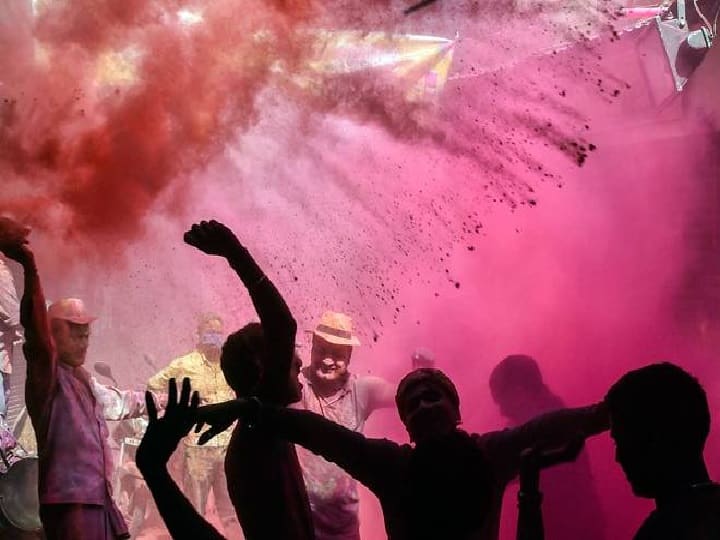 अलग अंदाज में मनाई जाती है नवाबों के गांव में होली, होरियारे देते हैं गाली, बदले में मिलता है नजराना special Abuse holi celebration in pilibhit village of nawabs ann अलग अंदाज में मनाई जाती है नवाबों के गांव में होली, होरियारे देते हैं गाली, बदले में मिलता है नजराना