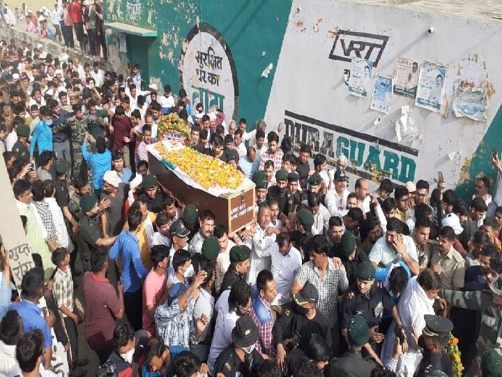 martyr pinku kumar last rites in Luhari village of Baghpat ann बागपत के लुहारी गांव में हुआ शहीद पिंकू का अंतिम संस्कार, अंतिम दर्शन को उमड़ी भीड़