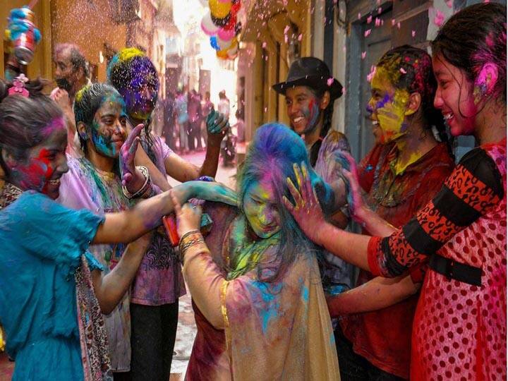 Holi 2021 celebration in Mathura and Lucknow यूपी: इंस अंदाज में मनी होली, कहीं उड़ा गुलाल तो कहीं गानों पर थिरके लोग