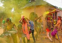 Pics: कोरोना के बीच देशभर में धूम-धाम से मनाई गई होली, देखिए शानदार तस्वीरें