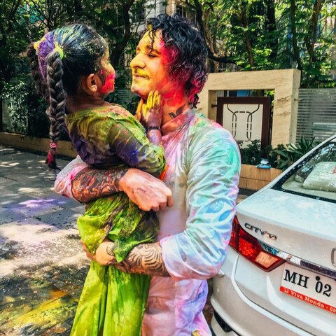 Holi 2021: सनी लियोनी ने होली पर पति संग किया जबरदस्त रोमांस, यहां देखिए बच्चों संग Colorful Photos
