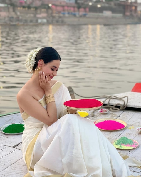 In Pics: गंगा किनारे इस अभिनेत्री ने बैकलेस ब्लाउज में मनाई जबरदस्त बनारसी होली, यहां देखिए खूबसूरत तस्वीरें