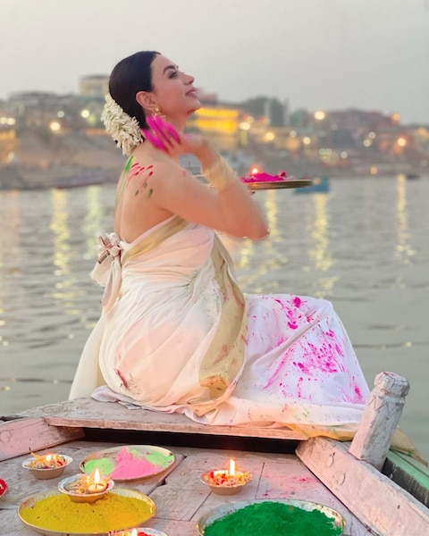 In Pics: गंगा किनारे इस अभिनेत्री ने बैकलेस ब्लाउज में मनाई जबरदस्त बनारसी होली, यहां देखिए खूबसूरत तस्वीरें