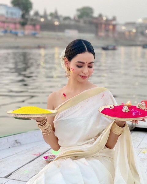 In Pics: गंगा किनारे इस अभिनेत्री ने बैकलेस ब्लाउज में मनाई जबरदस्त बनारसी होली, यहां देखिए खूबसूरत तस्वीरें