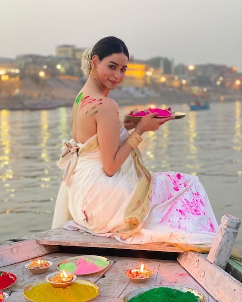In Pics: गंगा किनारे इस अभिनेत्री ने बैकलेस ब्लाउज में मनाई जबरदस्त बनारसी होली, यहां देखिए खूबसूरत तस्वीरें