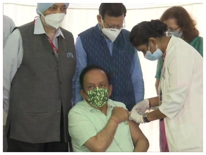 Delhi Harsh Vardhan receives second dose of COVID-19 vaccine केंद्रीय स्वास्थ्य मंत्री डॉक्टर हर्षवर्धन ने ली कोरोना वैक्सीन की दूसरी डोज