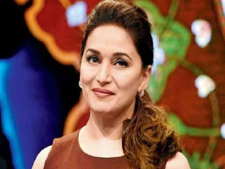 फिल्मों में एक्टर और एक्ट्रेस की केमिस्ट्री काफी मायने रखती है. केमिस्ट्री ठीक न होने पर दोनों अपने किरदार के साथ न्याय नहीं कर पाते. वही केमिस्ट्री अच्छी होने पर कई फिल्मों में एक्टर और एक्ट्रेस को रिपीट होते देखा जा सकता है. हालांकि कई बार केमिस्ट्री ठीक होने पर भी एक्टर और एक्ट्रेस दोबारा एक साथ काम नहीं कर पाते. सनी देओल और माधुरी दीक्षित को ही लें, दोनों ने फिल्म 'त्रिदेव' में साथ काम किया था. फिल्म चली भी और दोनों की केमिस्ट्री पसंद भी की गई पर दोनों को दोबारा कभी एक साथ काम करने का मौका नहीं मिला. 