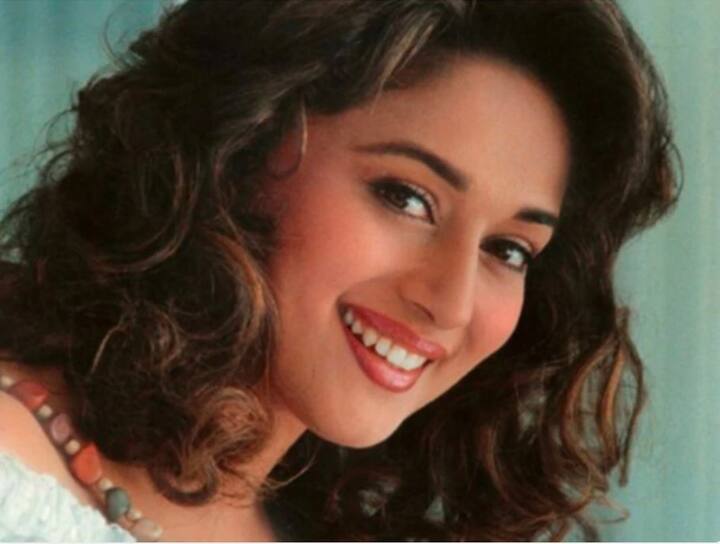 उस समय सनी देओल काफी लोकप्रिय एक्टर हुआ करते थे पर उनकी फिल्मों का जॉनर एक्शन तक सीमित हो गया था. दूसरी ओर, माधुरी दीक्षित हरफनमौला एक्ट्रेस थीं. वे जितनी अच्छी डांस करती थीं, उतनी ही अच्छी कॉमेडी फ़िल्में और फैमिली ड्रामा भी कर लेती थीं. इस तरह दोनों का एक साथ काम करने को लेकर विकल्प सिमित थे.