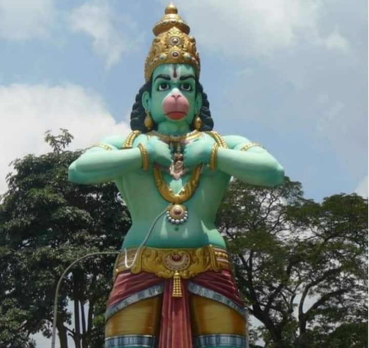 भगवान् हनुमान को खुश करने के लिए चोला चढ़ाना ,सुगन्धित तेल और सिंदूर चढ़ाएं। साथ ही रामचरित मानस का अखंड पाठ, सुंदरकाण्ड का पाठ, हनुमान चालीसा, बजरंग बाण, हनुमान बाहुक आदि का पाठ करना फलदायी होता है.