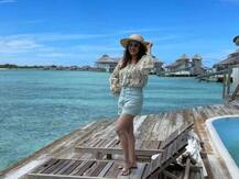 अब माधुरी दीक्षित वेकेशन पर पहुंची मालदीव, शेयर की ये शॉर्ट्स डेनिम और प्रिंटेड शर्ट वाली ये तस्वीर