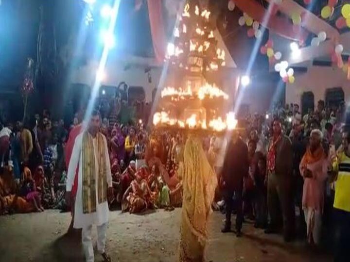 know about charkula dance in Mathura on Holi ANN मथुरा: राधारानी की ननिहाल मुखराई गांव में हुआ चरकुला नृत्य, जानिए इसके बारे में