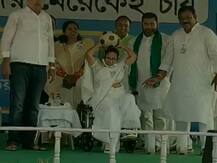 हावड़ा रैली में व्हील चेयर पर फुटबॉल को कैच करती नजर आईं मुख्यमंत्री ममता बनर्जी, देखें वीडियो