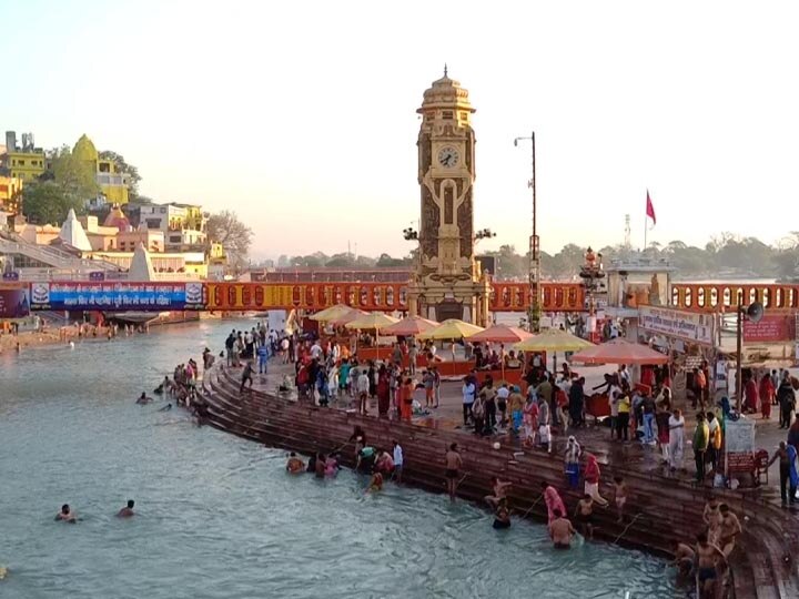 Mahakumbh 2021 begins in Haridwar devotees has to show corona negative report Kumbh 2021: शुरू हुआ महाकुंभ, कोरोना के चलते दिखा श्रद्धालुओं की भीड़ पर असर