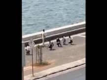 Viral Video: मास्क ना पहनने पर मुंबई पुलिस ने की सख्ती, 5 लोगों को मुर्गा बनवाकर सड़क पर चलवाया