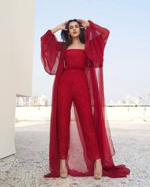 Sonal Chauhan Photos: 'जन्नत गर्ल' सोनल चौहान ने रेड ऑउटफिट में कराया फोटोशूट, दिए बेहद हॉट पोज़