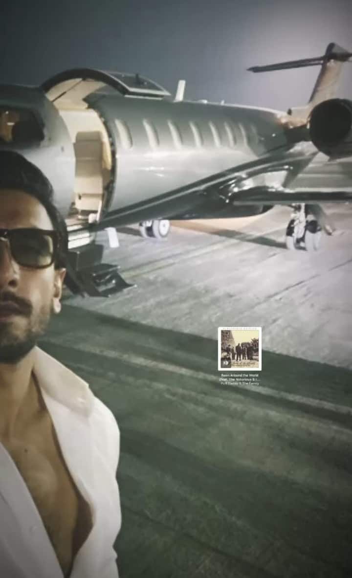 इस तस्वीर में रणवीर बेहद हॉट लुक देते नजर रहे हैं. सोशल मीडिया पर उनकी ये तस्वीरें जमकर वायरल हो रही हैं.