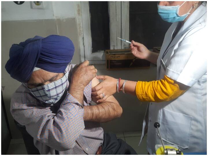 Jammu: Covid-19 vaccination in state going on, 1061 vaccination center established for above 45 years old ANN जम्मू: प्रदेश में कोविड-19 टीकाकरण अभियान जारी, 45 साल से ऊपर के लोगों के लिए बनाए गए 1061 केंद्र