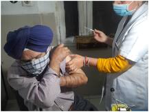 जम्मू: प्रदेश में कोविड-19 टीकाकरण अभियान जारी, 45 साल से ऊपर के लोगों के लिए बनाए गए 1061 केंद्र