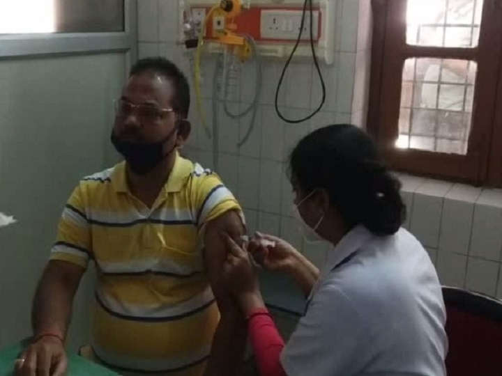 गोरखपुर: कोरोना की दूसरी लहर के बीच शुरू हुआ 45 साल से अधिक उम्र के लोगों का टीकाकरण