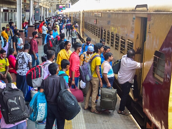 Train services to pre COVID levels likely over next 2 months Says Railway कोविड-19 महामारी के पहले की तरह कब चलेंगी सभी ट्रेनें? रेलवे ने दी ये जानकारी