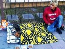 Viral Video: बेघर आदमी ने की स्ट्रीट डॉग्स की मदद और ठंड लगने से बचाया, तस्वीर ने छू लिया दिया