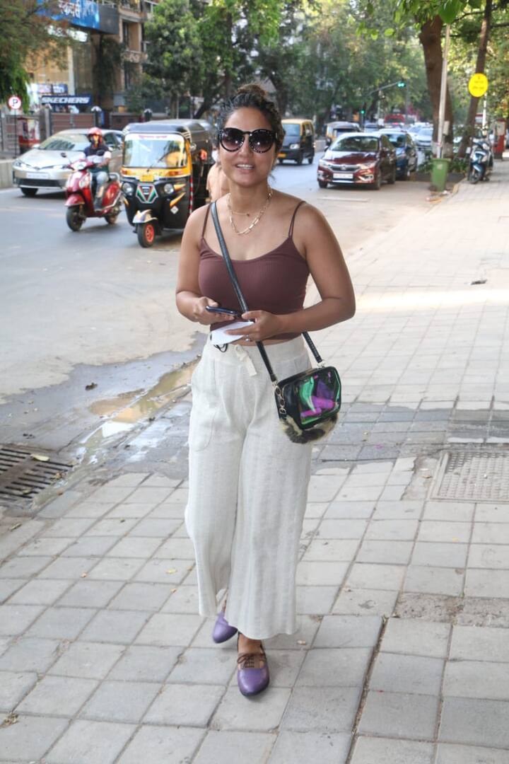 इस दौरान हिना खान सनग्लासेज में काफी कूल लग रही थीं.  (Photo Credit: Manav Manglani)
