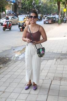 Spotted: मुंबई में खूबसूरत अंदाज में स्पॉट हुईं हिना खान, सड़क पर रूक कर पैपराजी को दिए खूब पोज