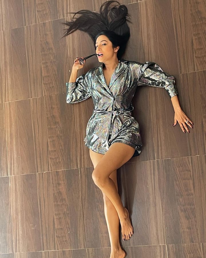 कश्मीरा शाह ने इस तस्वीर में ग्रीन कलर का गाउन पहना हुआ है और मुंह में सिगार पकड़े हुए हैं. 