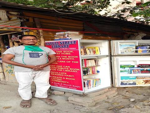 कोलकाता में एक शिक्षक ने लोगों को पढ़ने के लिए प्रेरित करने का नया तरीका खोजा, फ्रिज को बना डाला लाइब्रेरी कोलकाता में एक शिक्षक ने लोगों को पढ़ने के लिए प्रेरित करने का नया तरीका खोजा, फ्रिज को बना डाला लाइब्रेरी