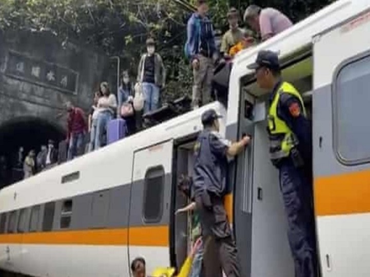 In Eastern Taiwan train crashes 48 people killed and dozens injured पूर्वी ताइवान में बड़ा हादसा, ट्रेन के पटरी से उतरने के चलते 48 लोगों की मौत; कई घायल