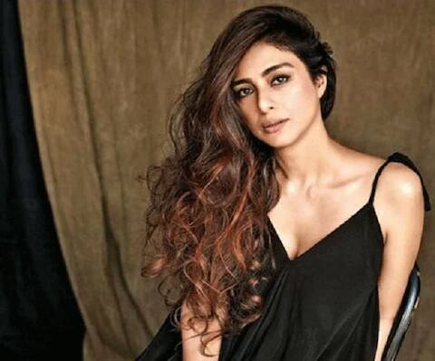 तब्बू - 47 सावन देख चुकीं तब्बू की ज़िंदगी में शायद अब तक कोई ऐसा नहीं आया है जिनसे वो शादी कर सकें. तभी तो आज भी वो अकेली हैं और शादी को लेकर उनका कोई इरादा नहीं है 