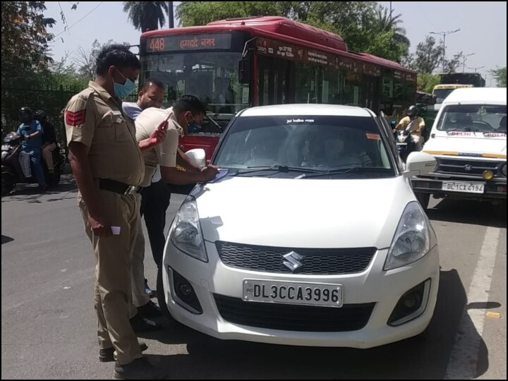 Delhi Police cut challan for not following social distancing norms ann सोशल डिस्टेंसिंग का पालन नहीं करने पर दिल्ली पुलिस ने काटे चालान, कोरोना के बढ़ते मामलों के बीच सख्ती