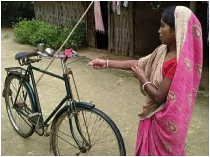 women in chhattisgarh did pooja of new bicycle IPS officer says this is the beauty of Indian culture छत्तीसगढ़: घर में आई नई साइकिल की महिला ने पूजा, IPS अफसर बोले- 'ये है भारतीय संस्कृति की खूबसूरती'