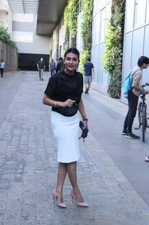 In Pics: बेहद खूबसूरत अंदाज में घर से निकलीं पवित्रा पूनिया, पोज देने के लिए चेहरे से हटाया मास्क