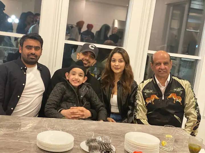 'बिग बॉस 13' में हिस्सा लेने के बाद शहनाज गिल काफी पॉपुलर हो चुकी हैं. उन्होंने इस पार्टी की एक तस्वीर शेयर की है.  