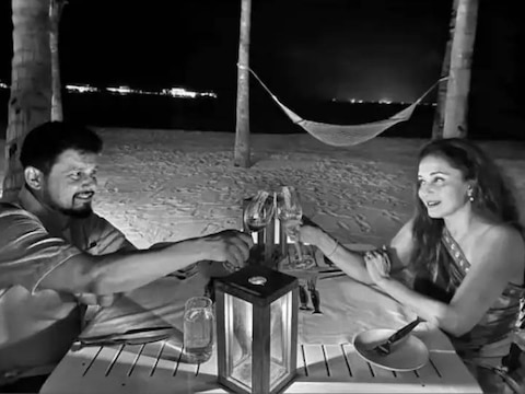 माधुरी दीक्षित ने पति के साथ बीच पर किया रोमांटिक डिनर,वाटर स्पोर्ट के लिए मजे, देखें मालदीव वेकेशन की तस्वीरें