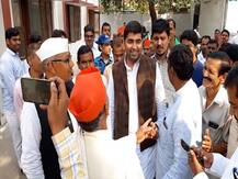 Etawah: जिला पंचायत अध्यक्ष की सीट बचाने के लिये सपा और प्रसपा में हुई गलबहियां