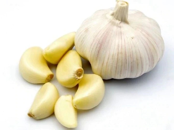 Health Tips Side Effects of Garlic disadvantages can harm you Health Tips: सावधानी से खाएं लहसुन, अधिक मात्रा में सेवन स्वास्थ्य के लिए है नुकसानदायक
