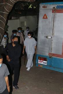 शूटिंग के बाद काफी थकी नजर आईं Deepika Padukone, ओवरसाइज आउटफिट में हुईं स्पॉट