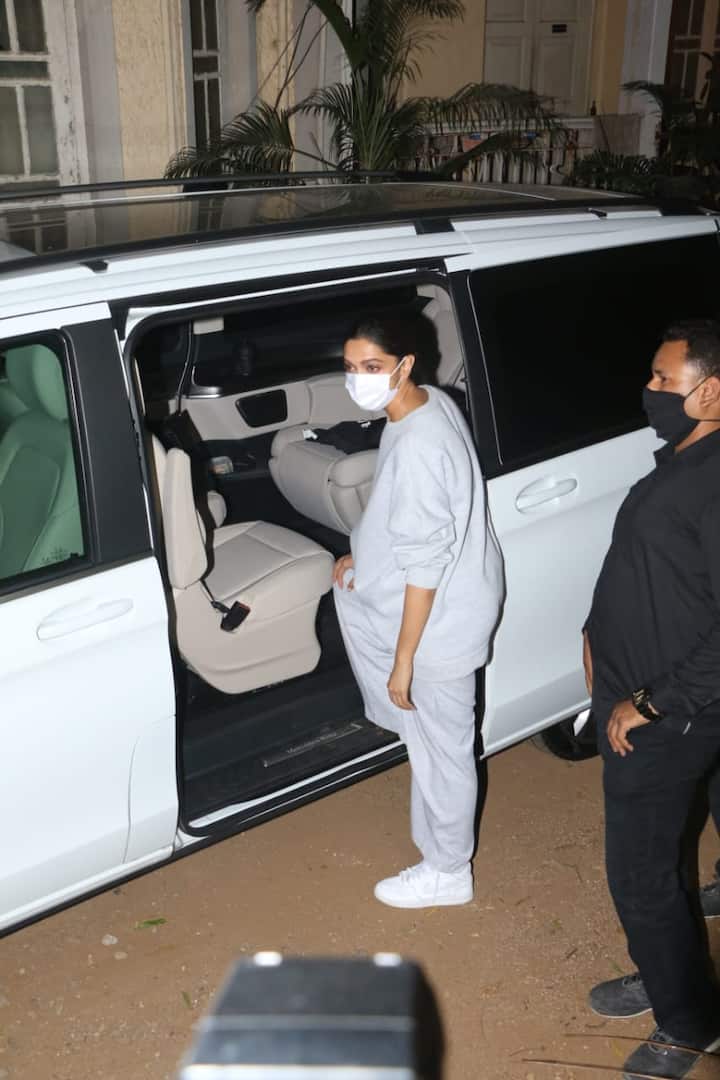 वहीं इस दौरान एक्ट्रेस ओवरसाइज आउटफिट में स्पॉट हुईं और साथ ही उनकी लग्जीरियस कार की झलक भी दिखी.